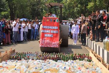 Polres Karanganyar Musnahkan Ribuan Liter Miras