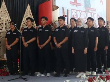 Karanganyar Kukuhkan Ayah Bunda Genre 2025