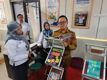 Disarpus Karanganyar Serahkan 1.000 Bantuan Buku