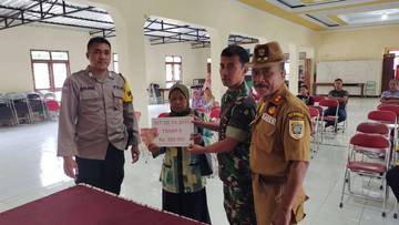 Babinsa Kebonarum Kawal Penyaluran BLT Dana Desa Jetis