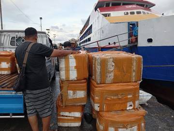 Daging Ayam Dari Manado Tiba di Pelabuhan Nusantara Tahuna