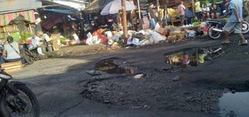 Hujan Hambat Pengangkutan Sampah di Pasar Ampera Ulu Siau