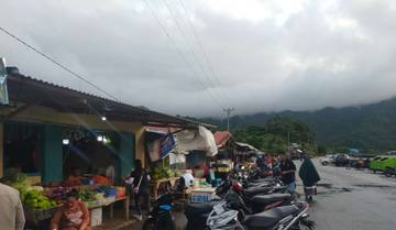 Harga Cabe dan Tomat di Pasar Towoe Tahuna Turun