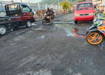 Lubang Pada Ruas Jalan Belaknag Pasar Ampera Meperihatinkan 