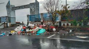Hujan Lebat Halangi Pengangkutan Sampah di Pasar Ampera