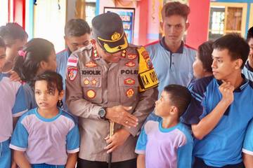 Polres Sangihe Berikan Makanan Bergizi Bagi Siswa SLB