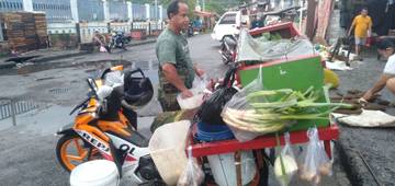 Hujan Hambat Proses Penjualan Pedagang Keliling di Siau