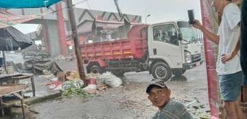 Akibat Hujan Sampah di Pasar Ampera Terlambat Diangkut