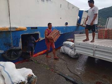 Telur Ayam Dari Manado Tiba di Pelabuhan Nusantara Tahuna