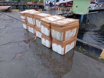 Daging Ayam Dari Manado Tiba Di Pelabuhan Tahuna