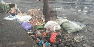 Meskipun Dilarang, Pedagang Masih Buang Sampah Sembarangan