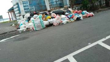 Sampah di Pasar Ampera Siau Terlambat Diangkut