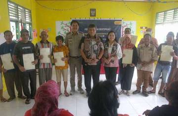 Penjabat Bupati Sangihe Serahkan Sertifikat Tanah Gratis