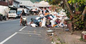 Sampah di Pasar Ampera Menutupi Sebagian Badan Jalan