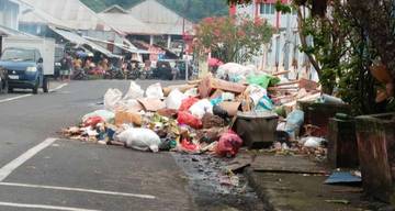 Tumpukan Sampah di Pasar Ampera Siau Timur