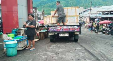 Pedagang Ikan Pasar Ampera Berjualan di Pinggir Jalan