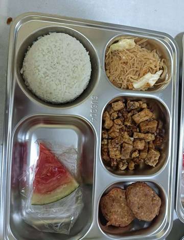 Hari Kedua Program MBG di Tamako Berjalan Lancar