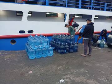 Air dari Luar Daerah Tiba Di Pelabuhan Nusantara Tahuna