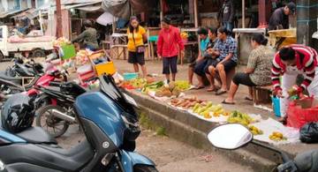 Pedagang Musiman Berjualan di Pinggir Jalan