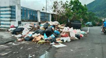 Sampah di Pasar Ampera Timbulkan Bau Tak Sedap