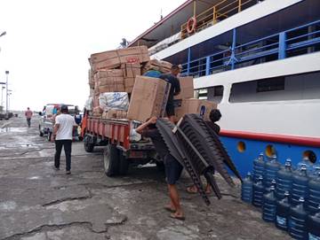 Kursi dan Lemari Plastik Dari Manado Tiba di Tahuna