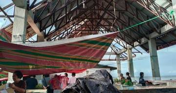 Atap Bangunan Pasar Ikan Ondong Rusak Parah