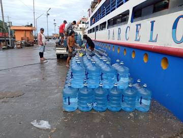 Ratusan Gelon Air Mineral Tiba di Pelabuhan Tahuna