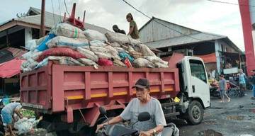 Gerimis Tak Memyurutkan Semangat Tenaga Kebersihan di Siau