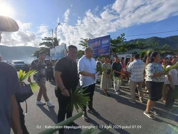 Umat Katolik di Tahuna  Melaksanakan Perarakan Minggu Palma