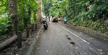 Batu Besar Halangi Arus Lalulintas di Kampung Salili