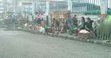 Pedagang Musiman Tempati Trotoar Pasar Ampera