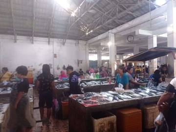 Suasana Akhir Pekan di Pasar Towo'e Tahuna