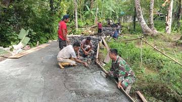 Personil Satgas TMMD 124 Percepat  Pengecoran Jalan Produksi Pertanian