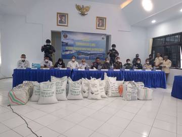 Lanal Amankan Puluhan Kardus dan Karung Bahan Berbahaya 