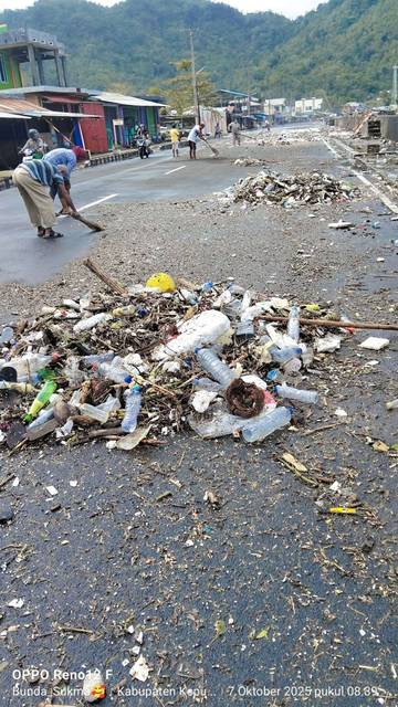 Gotong Royong Membersihkan Sampah Akibat Cuaca Buruk