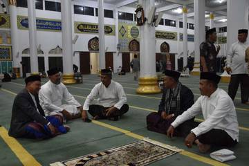 Foto Malam Tarawih Perdana 1445 H di Masjid Ruhama Takengon