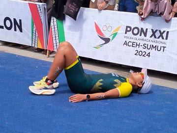 Saat Atlet Triathlon Putri Melintasi Garis Finis