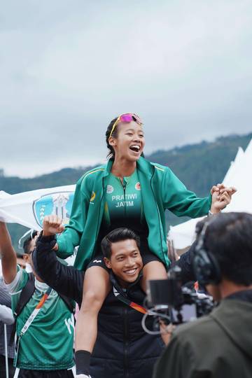 FOTO: Kontingen Jawa Timur Rayakan Kemenangan Thriathlon PON 2024 