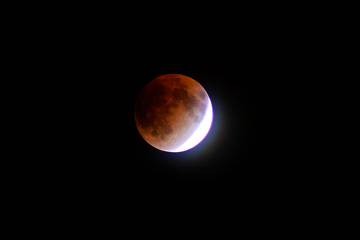 Gerhana Bulan Merah Total Terlihat di Langit Takengon