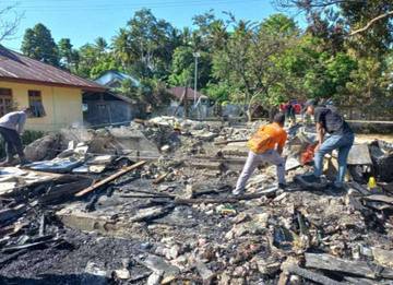 Breaking News !!!, Kebakaran Satu Rumah Dan Kios di Desa Tule