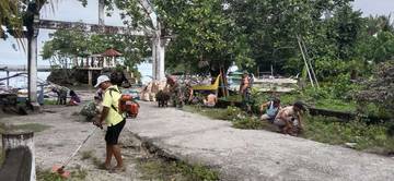 Suport Potensi Wisata, Koramil Lirung Karya Bakti di Pesisir Pantai