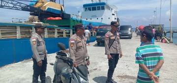 Bongkar Muat Kapal Evertop di Pulau Terluar Dijaga Polisi