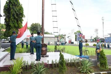 Komandan Batalyon Marhanlan Inspekturi Upacara di Lantamal