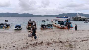 Perahu Moda Transportasi Pilihan Warga Saat Cuaca Ekstrem