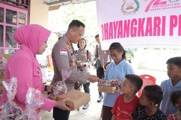 Penyaluran Bansos Bhayangkari Peduli