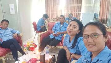 Kebersamaan Angkasawan Angkasawati RRI Talaud Saat Makan Kue 