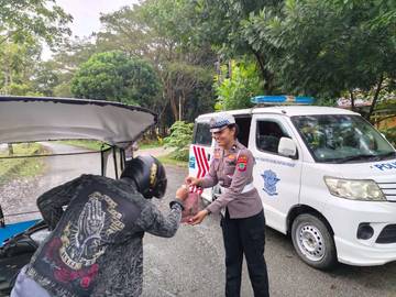 Jamaah Masjid Jabbal Rahmah Melonguane Terima Takjil Gratis