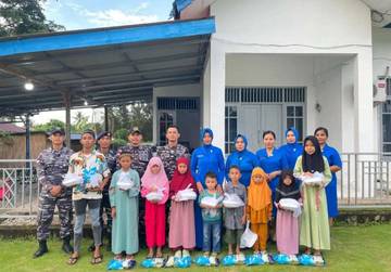 Lanal Melonguane Berbagi Takjil dan Beri Santunan Anak Yatim