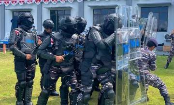 Latihan Pasukan Huru Hara Lanal Melonguane