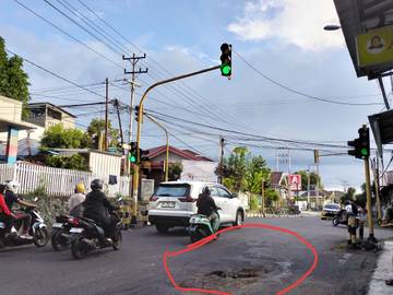 HATI-HATI, Jalan Berlubang di Area Traffic Light Jati